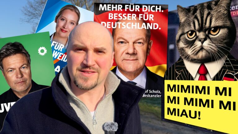Daniel Rolle vor verschiedenen Wahlplakaten, darunter bekannte Politiker und ein satirisches Katzenplakat. Thema: Marketing-Fehler und Werbestrategien in der politischen Kommunikation.